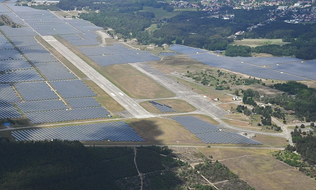 Ehemaliger Flugplatz Eberswalde-Finow mit Solarpark aus der Luft